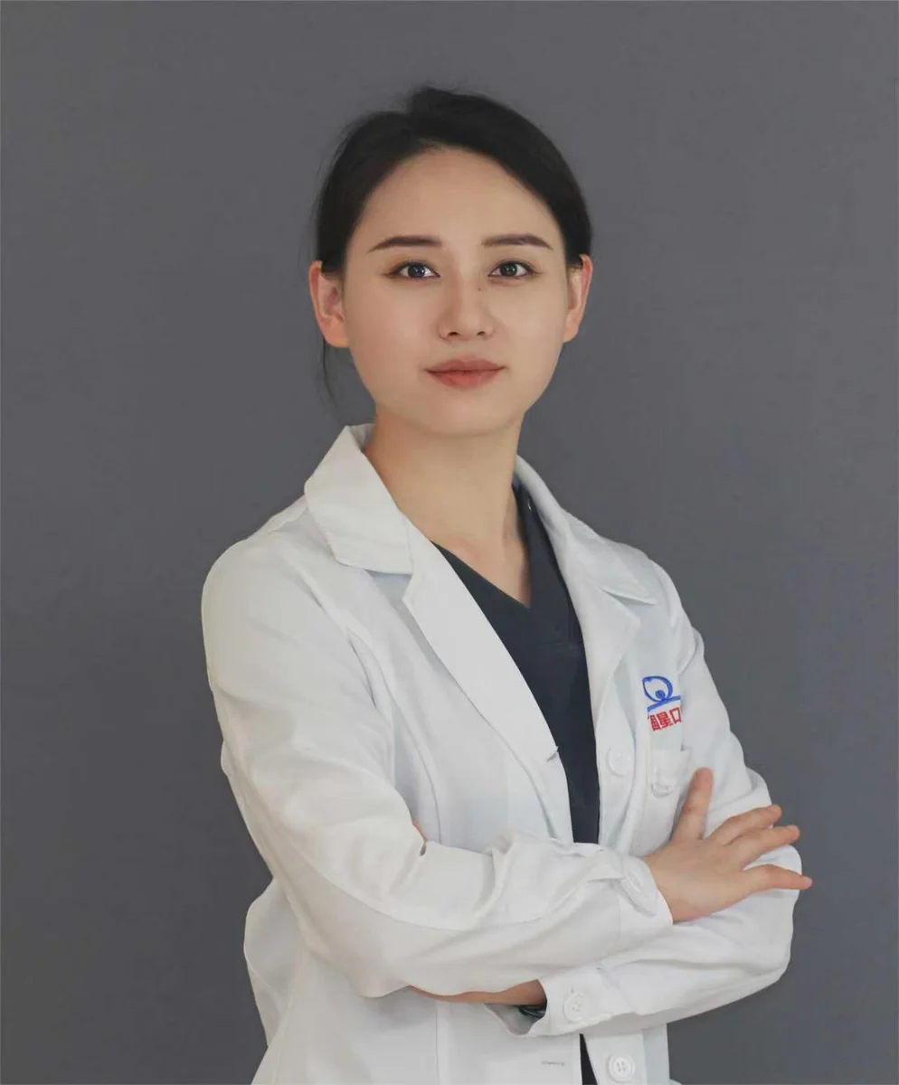 李姗姗主治医师 / 正畸医师形象照